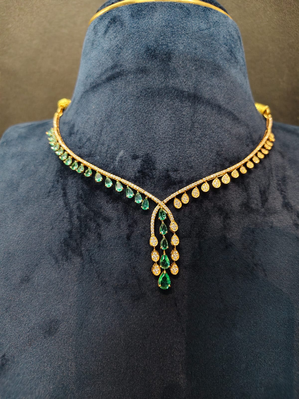 22K gold CZ and emerald-green stone necklace, 10.765 g