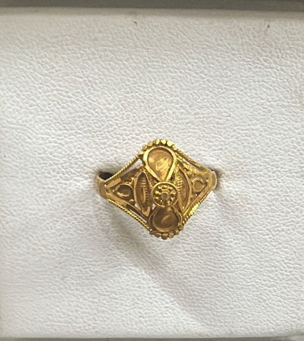 18K Gold Ladies Ring – 2.368 g