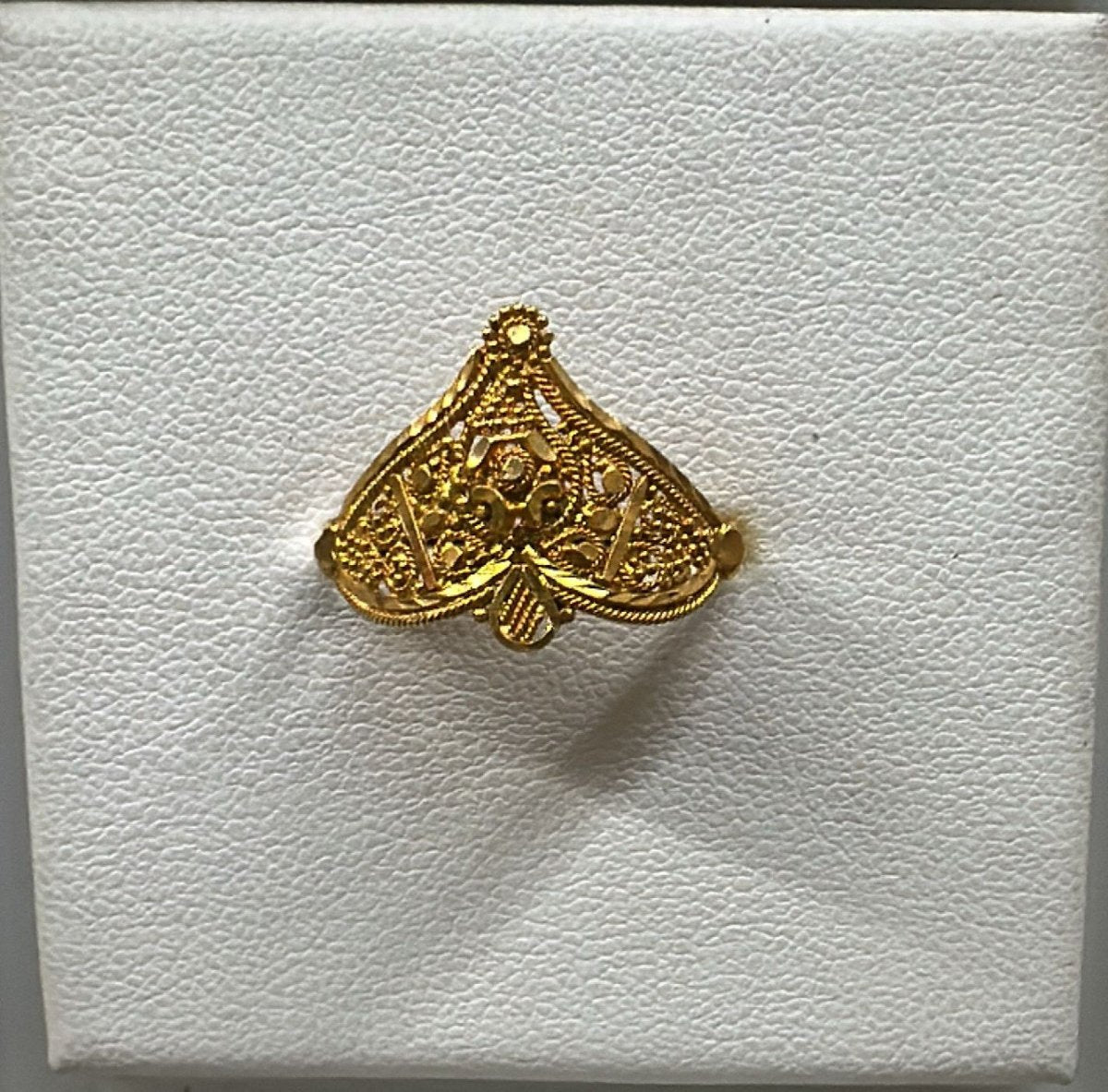 18K Gold Ladies Ring – 2.208 g
