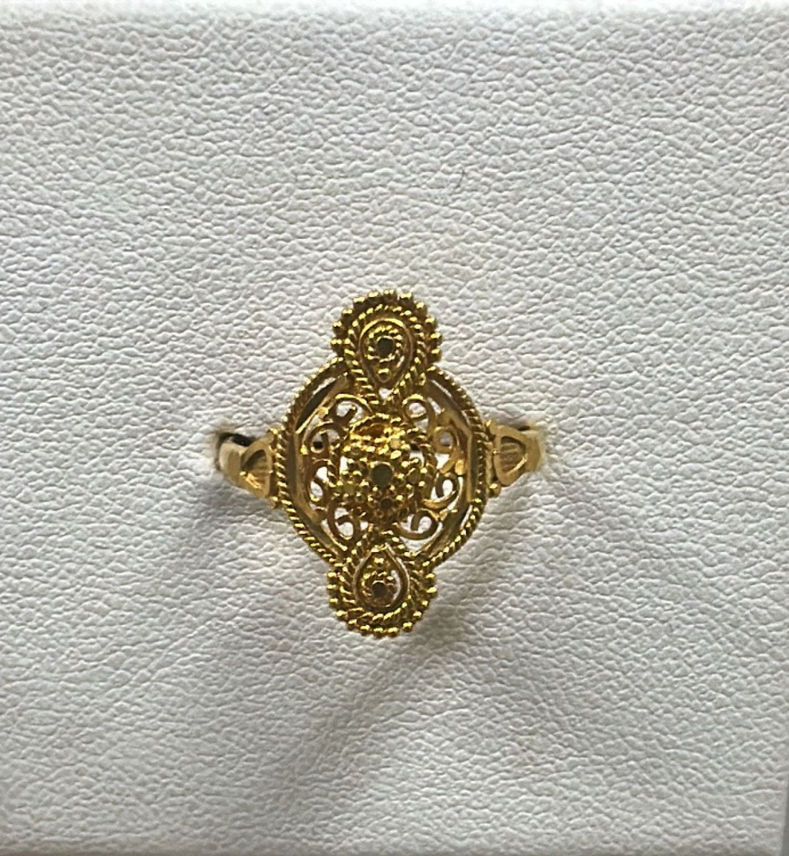 18K Gold Ladies Ring – 2.570 g